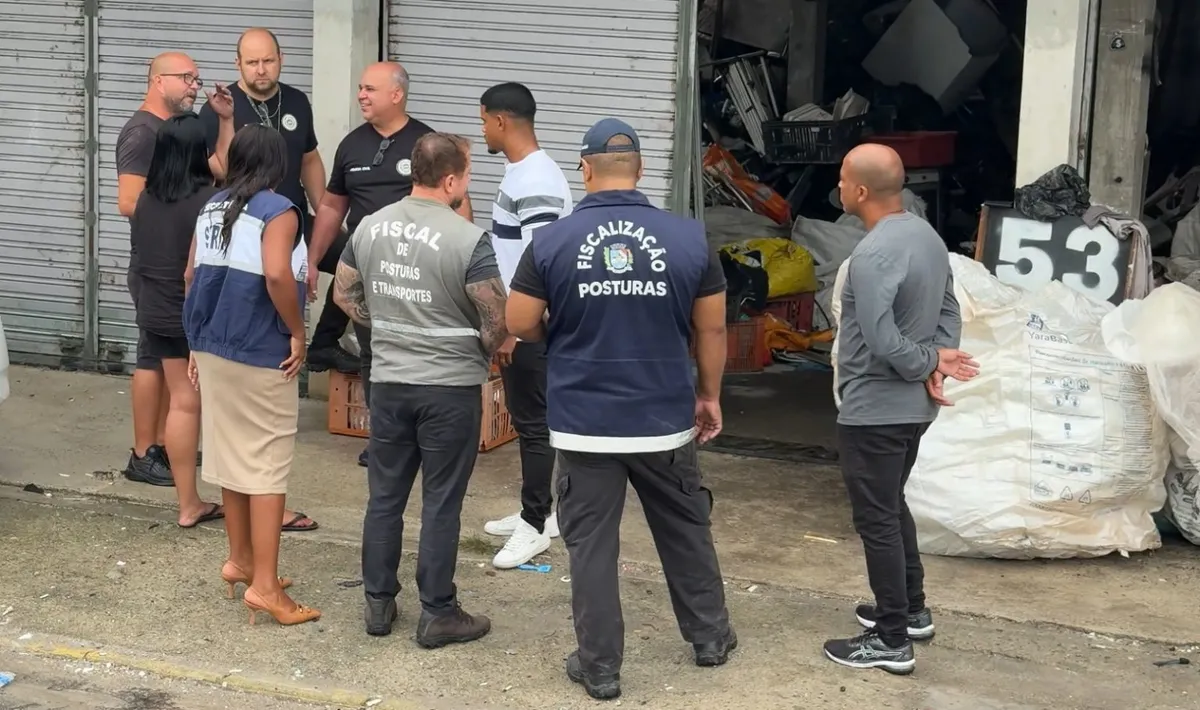 Em um dos ferros-velhos, uma pessoa foi autuada por furto de energia e também está sendo investigada por portar equipamento patrimoniado da Cedae