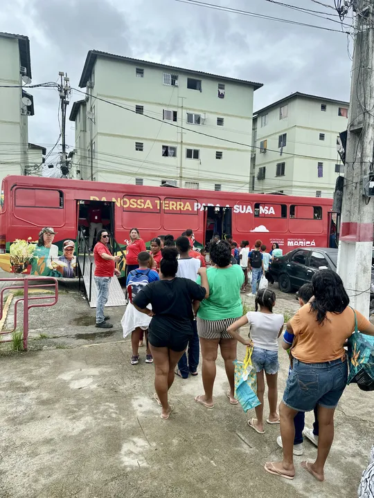 O novo projeto leva um ônibus para as comunidades da cidade