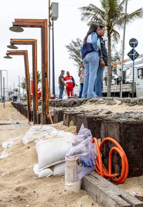 Ao todo, foram removidos 04 chuveiros e 03 ligações irregulares de energia durante a extensão da Orla de Itaipuaçu.