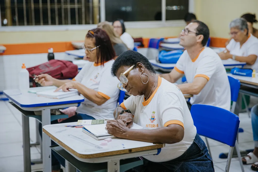 Podem se inscrever na EJA pessoas com 15 anos completos até 31 de março de 2026, idade mínima exigida para ingresso na modalidade
