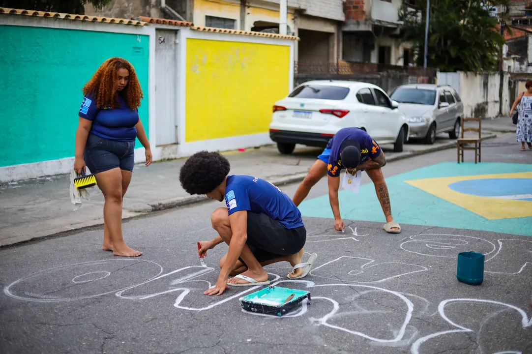 A iniciativa busca resgatar a tradição de enfeitar os bairros durante o maior evento do futebol mundial e estimular a participação dos moradores