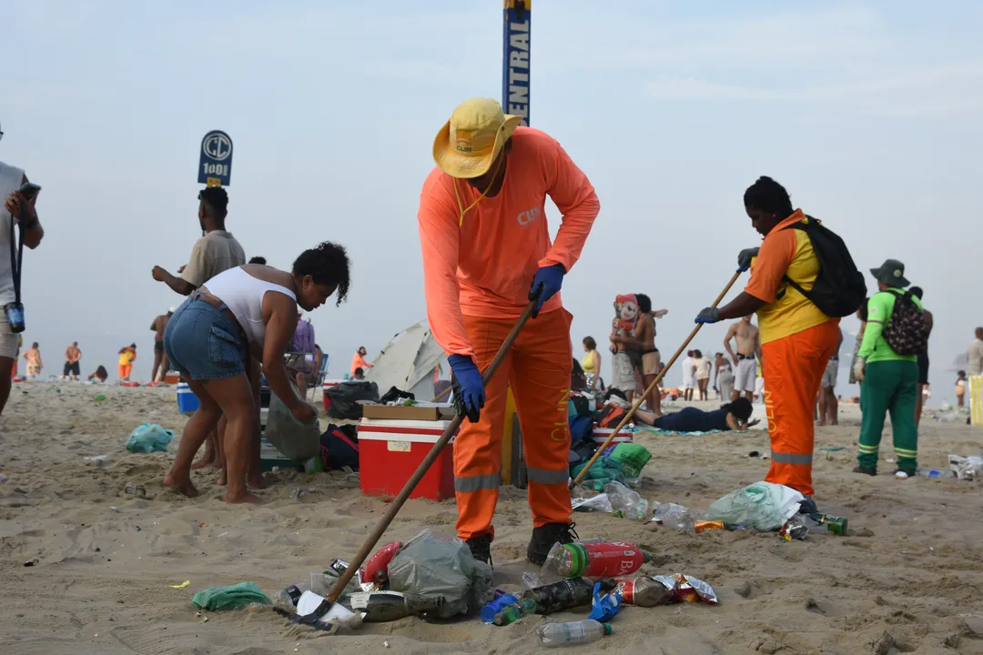 Os garis iniciaram os trabalhos às 5h30