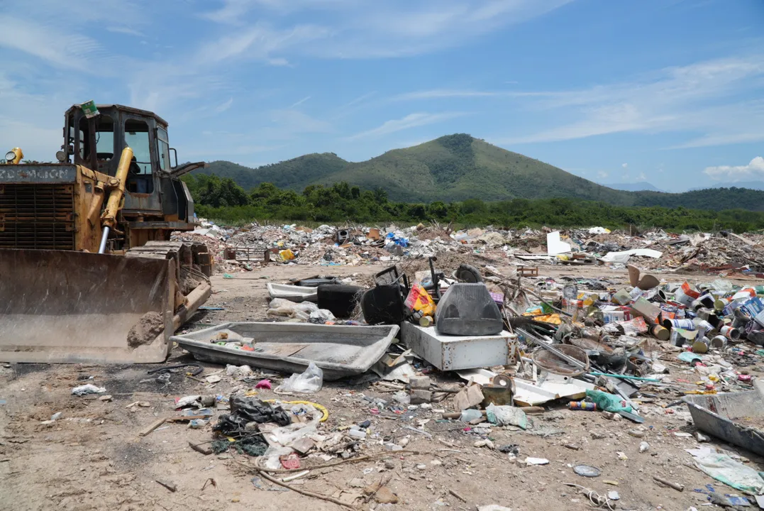 O descarte irregular causa impactos ambientais e pode aumentar o risco de alagamentos na região