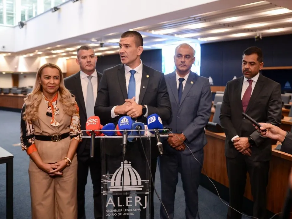 Deputado Douglas Ruas junto de parlamentares que integram a comissão