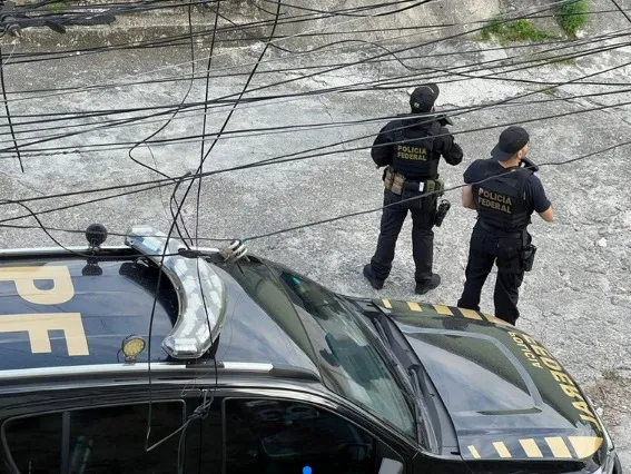 Durante a revista, foram encontrados com o suspeito uma faca e um alicate