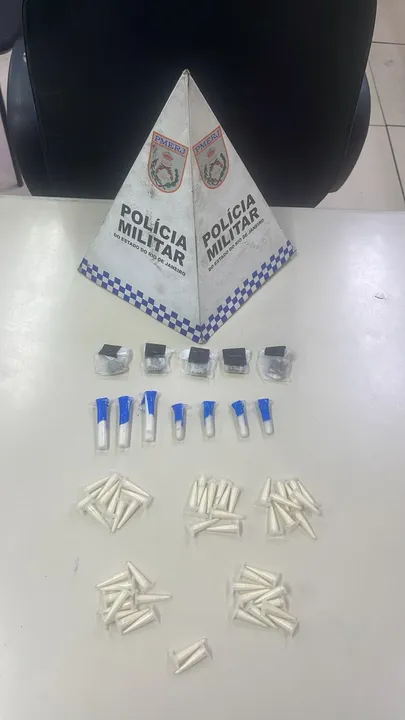 De acordo com a polícia, com o jovem foi localizado 59 capsulas de cocaína e cinco embalagens de maconha