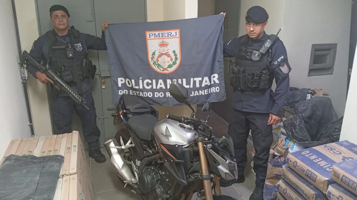 Segundo informações da polícia, o veículo, uma Honda CB 500, circulava sem placa