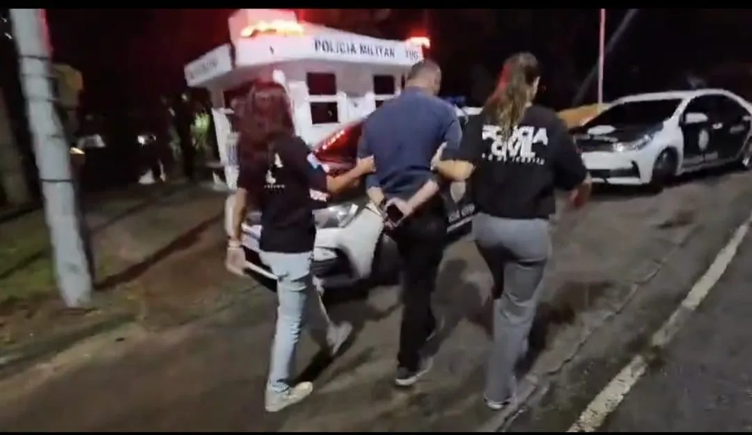 Contra ele, os agentes cumpriram mandado de prisão preventiva pelo crime de estupro de vulnerável