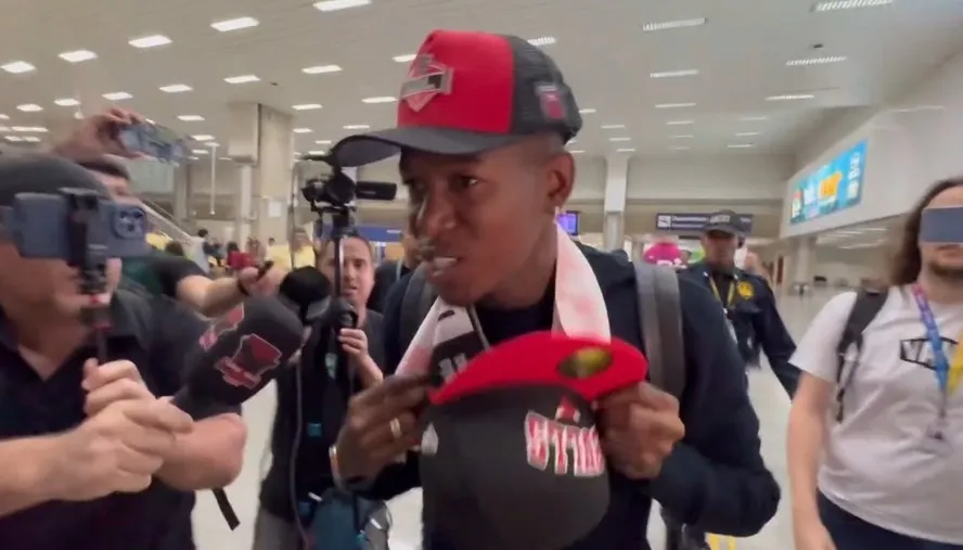 Vitão desembarca no Aeroporto do Galeão, no rio de janeiro