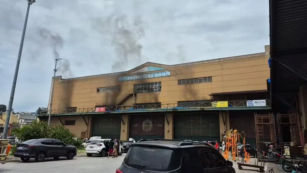 Os carros e alegorias não foram atingidos pelas chamas