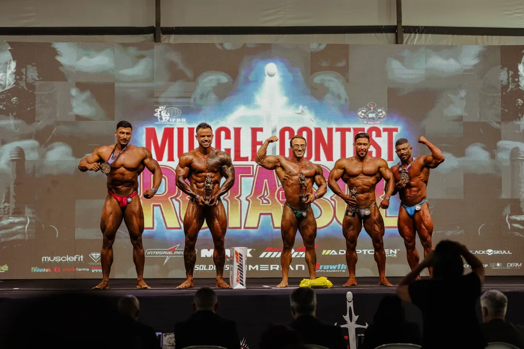 Professor gonçalense Pabblo Matheus vence duas categorias em estreia na NPC Worldwide