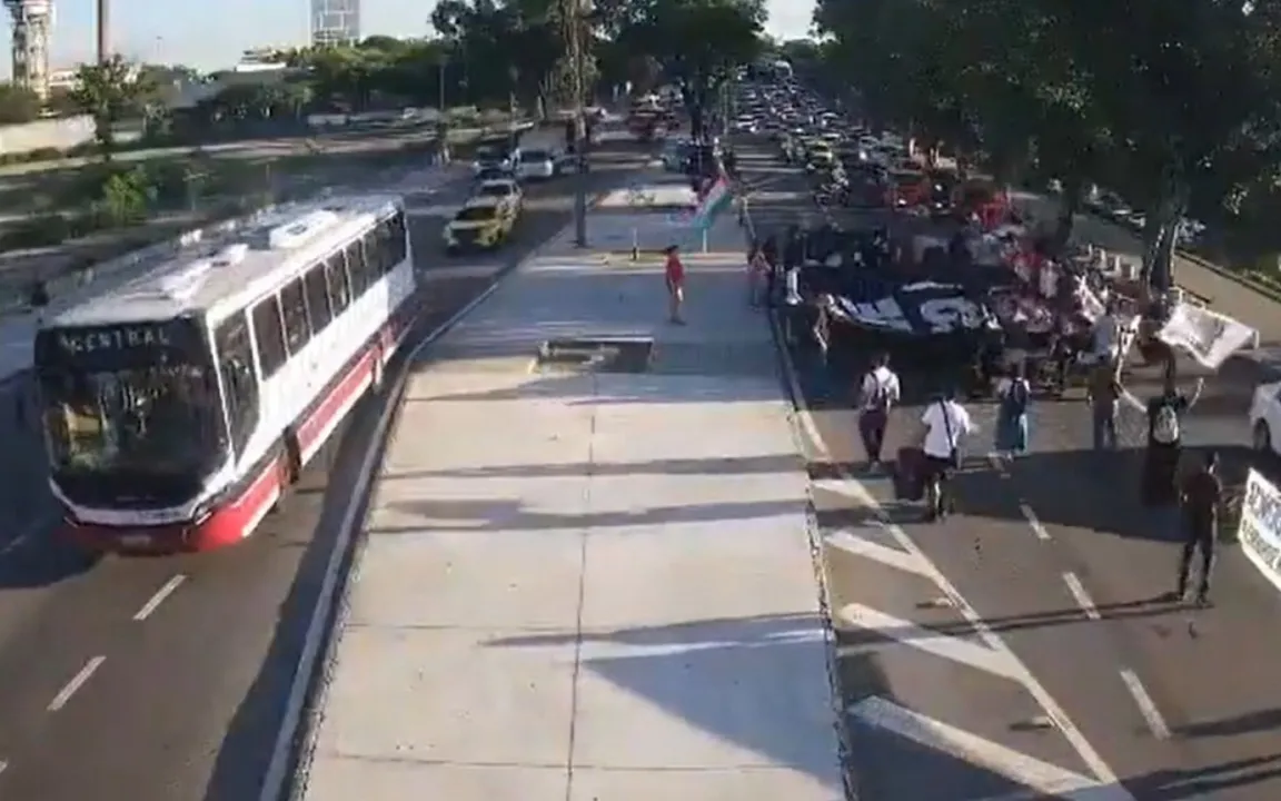 Com faixas e cartazes, eles pedem ao Governo do Estado o cumprimento do Piso Nacional do Magistério respeitando o Plano de Carreira da Categoria