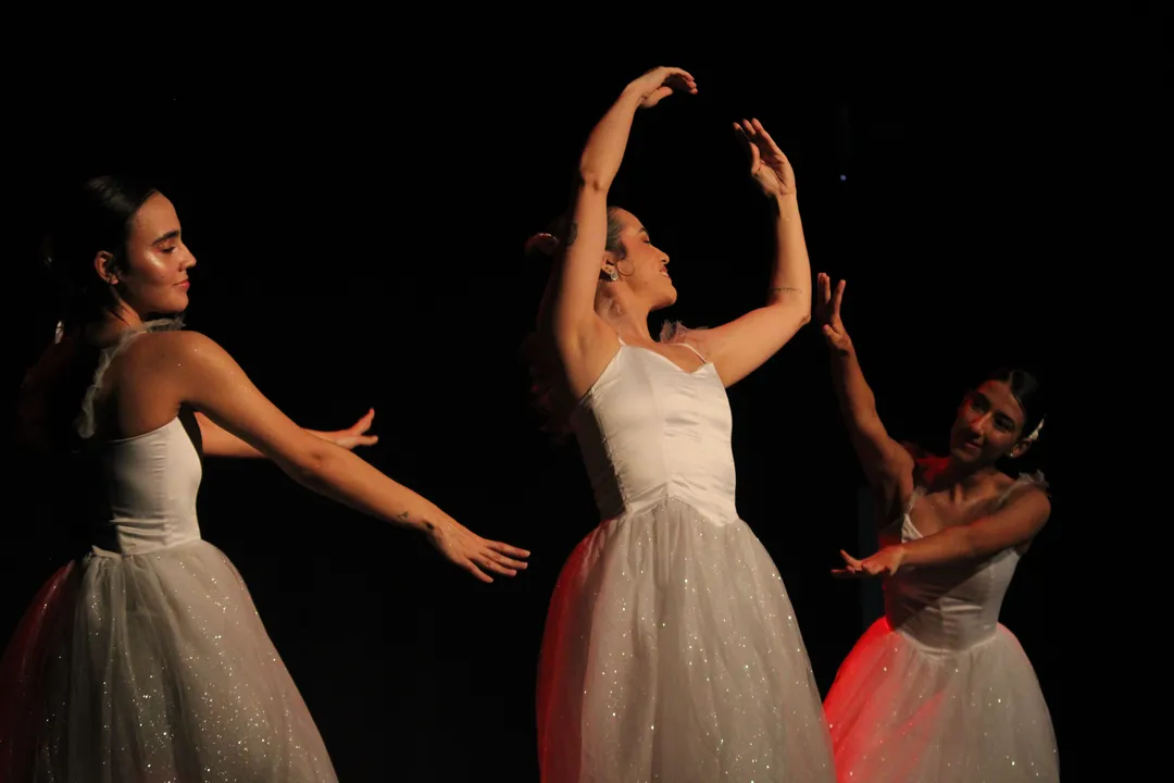 A montagem “Ballet Armorial” homenageia o Movimento Armorial e combina elementos do ballet clássico com movimentos contemporâneos