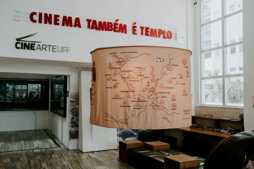 A exposição reúne obras dos artistas Emilia Estrada, Glicéria Tupinambá, Rona Neves, Tayná Uràz e Ziel Karapotó