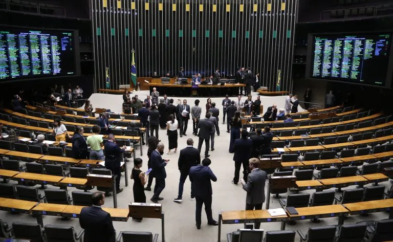 Deputados aprovaram o projeto na sessão do Plenário