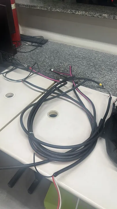 Fios furtados encontrados com os suspeitos