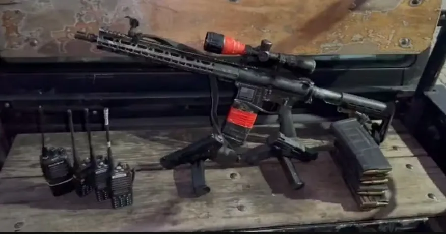 Um fuzil e duas pistolas foram apreendidos durante a ação