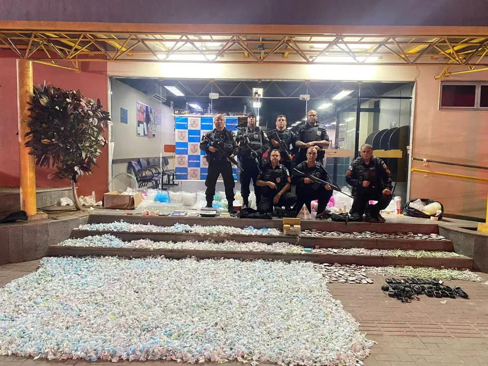 Segundo a Polícia Militar, todo o material apreendido representa um valor estimado em cerca de R$ 1 milhão para o crime organizado