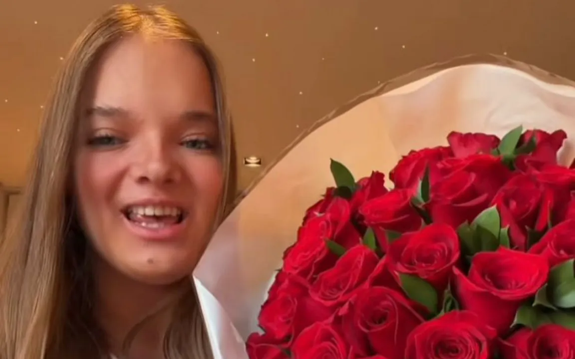 A adolescente ganhou um buquê de rosas vermelhas mas não revelou quem mandou