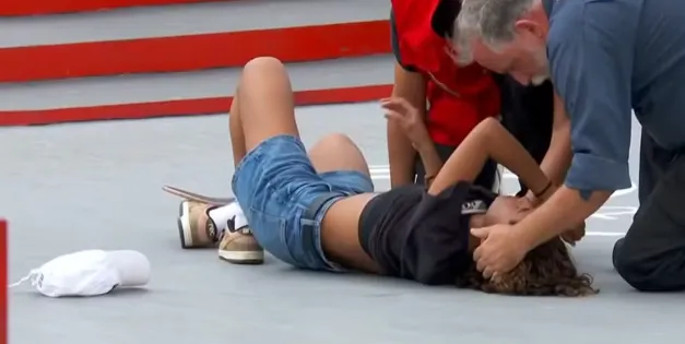 Rayssa perdeu o equilíbrio, caiu com força e acabou atingindo o joelho direito
