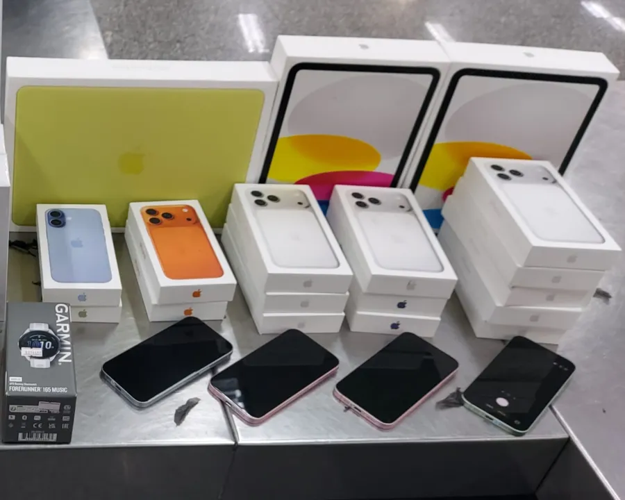 Entre os itens apreendidos estavam 19 smartphones da marca Apple