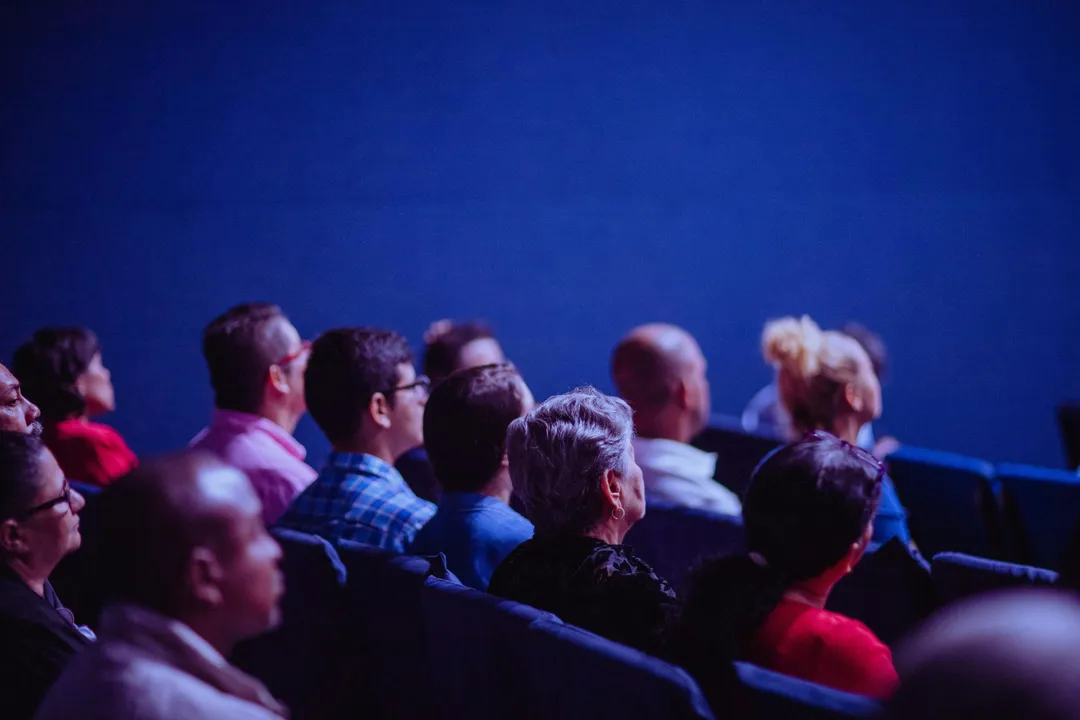 O primeiro cliente de cada cinema a realizar a compra de pelo menos 1 ingresso presencialmente no caixa, no dia 01 de janeiro de 2026, vai ganhar um ano de cinema grátis
