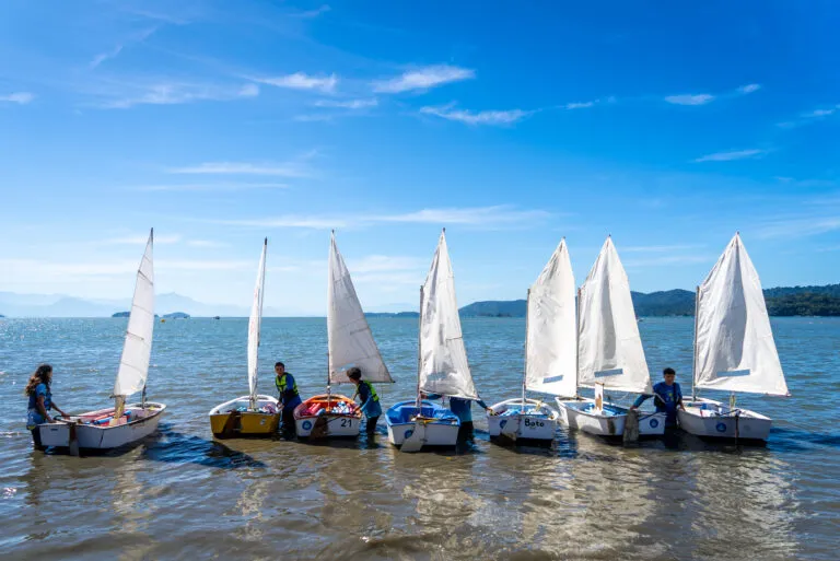 Realizada pelo Instituto Náutico Paraty, a Regata é mais do que uma competição náutica, ela une educação, literatura e a histórica relação de Paraty com o mar