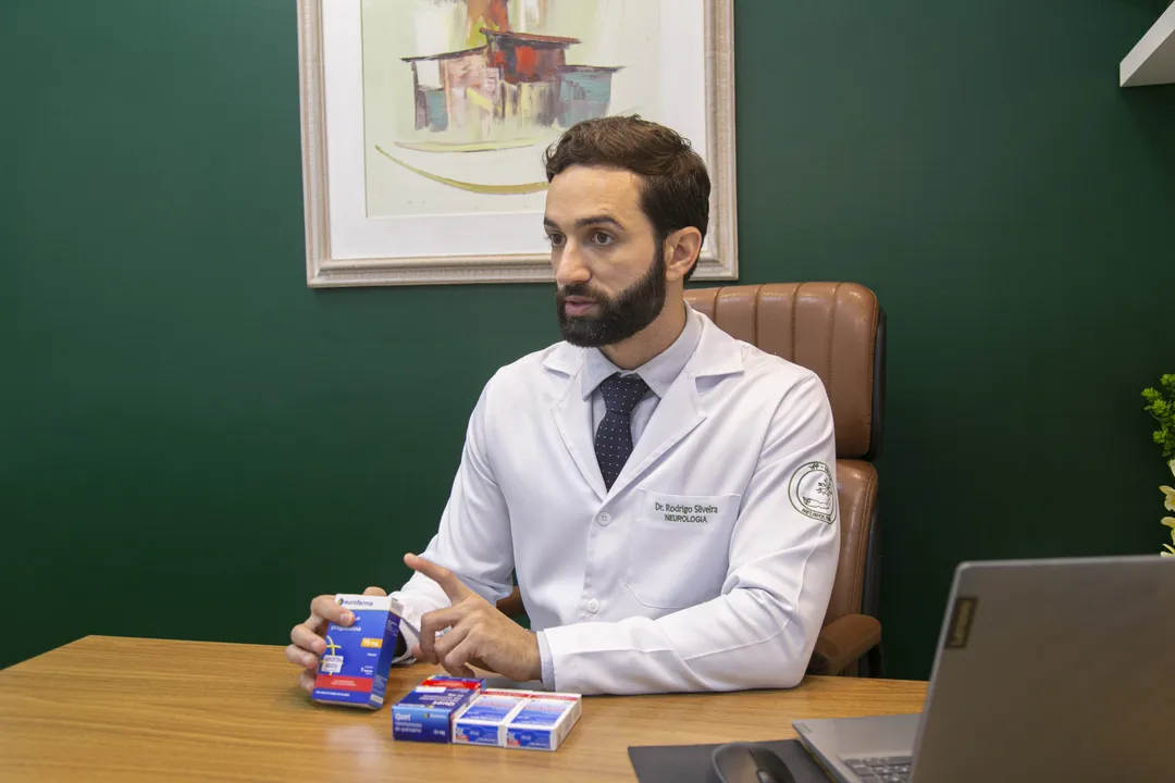 O neurologista Rodrigo Queiroz Silveira alerta para os riscos do uso de medicamentos para dormir sem prescrição médica