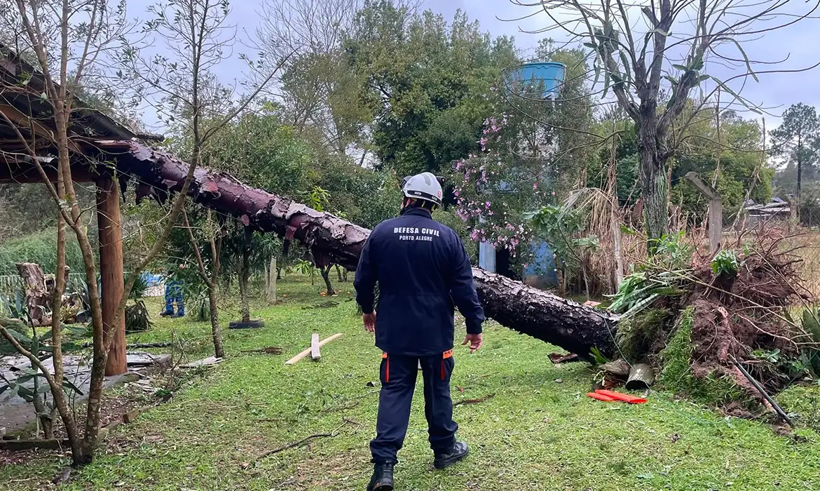Ainda no final de semana, as autoridades municipais distribuíram colchões, cobertores e roupas para as famílias desabrigadas