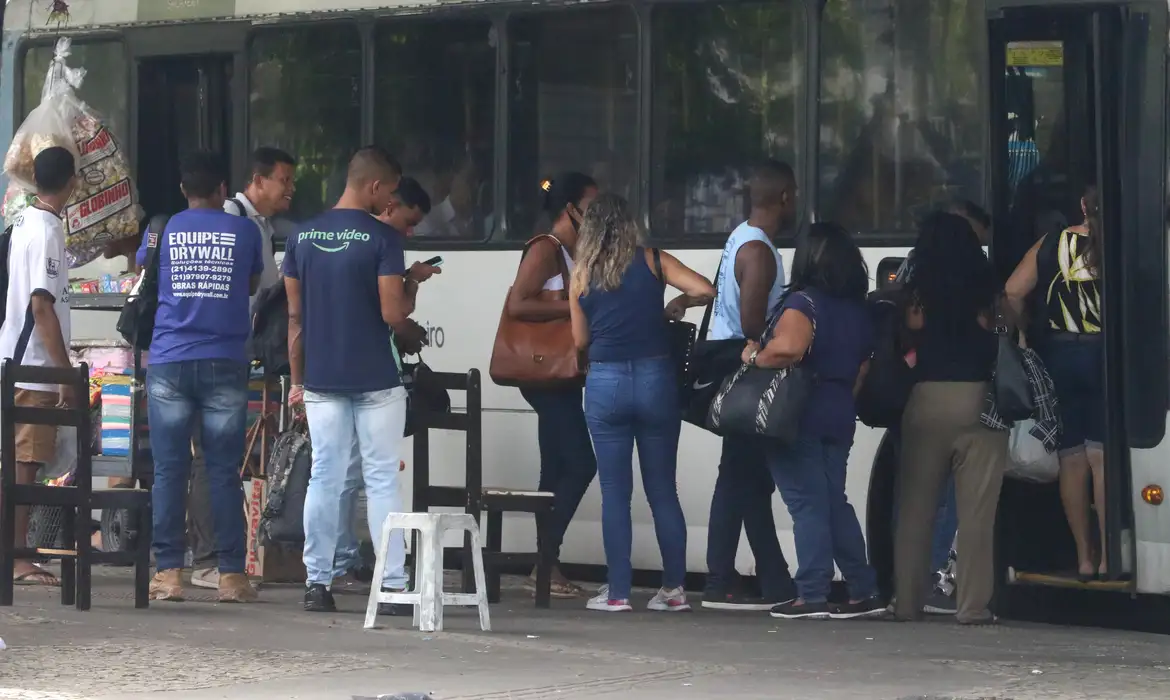 A paralisação, iniciada na segunda-feira (29), tem causado transtornos à população