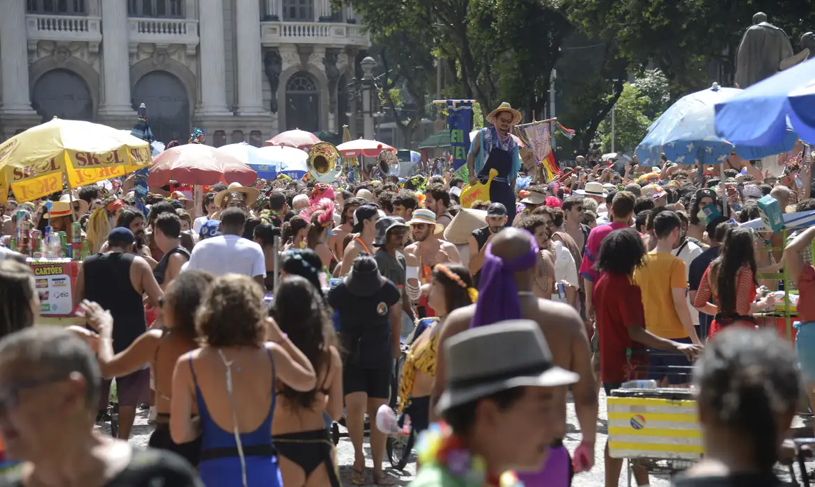 Durante todo o período oficial do carnaval de rua, estão previstos 457 desfiles, segundo a Riotur
