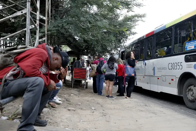 A categoria também pede a manutenção do passe livre, o fim dos contratos temporários no BRT
