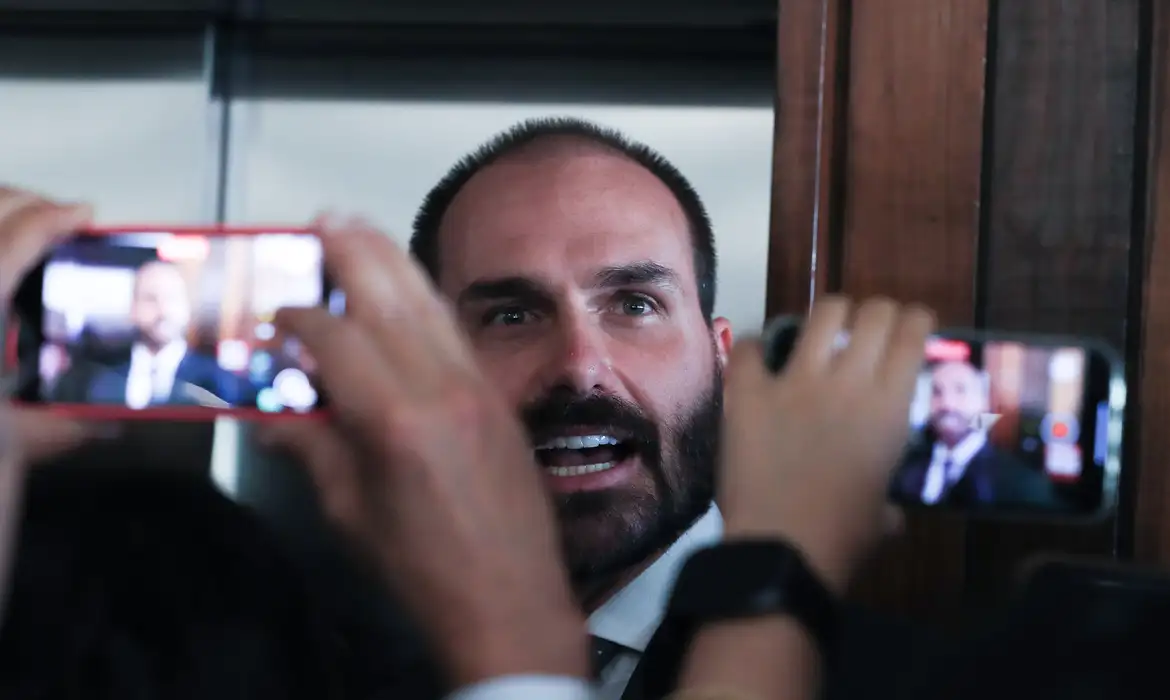 Desde o ano passado, Eduardo Bolsonaro está nos Estados Unidos e perdeu o mandato de parlamentar por faltar às sessões da Câmara dos Deputados