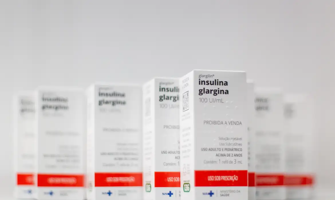 Glargina é uma insulina de ação prolongada, de até 24 horas, o que facilita a manutenção dos níveis de glicose