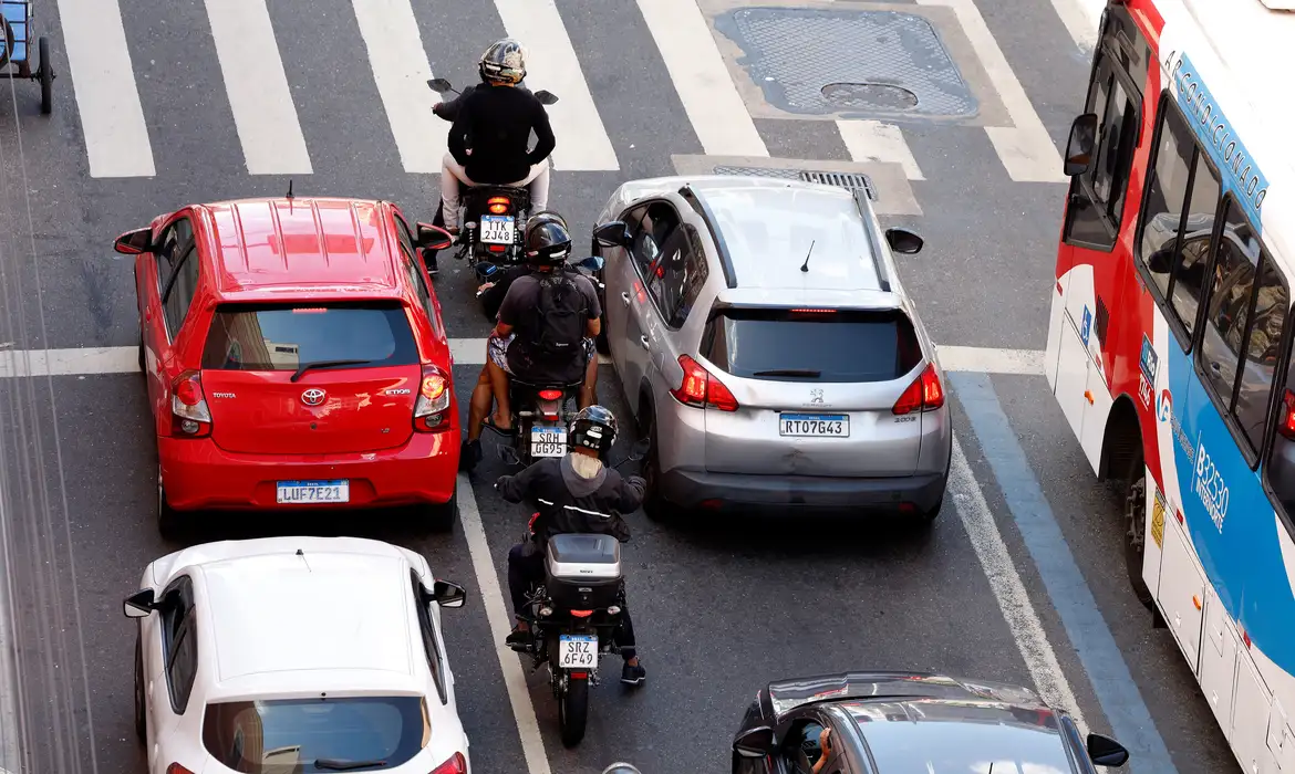 Os ciclomotores são os veículos de duas ou três rodas com motor de combustão interna de até 50 cilindradas