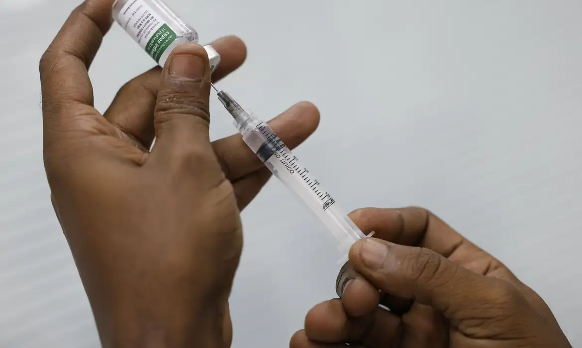 Quem for se vacinar precisa apresentar o cartão do SUS e, se possível, a caderneta de vacinação com doses anteriores