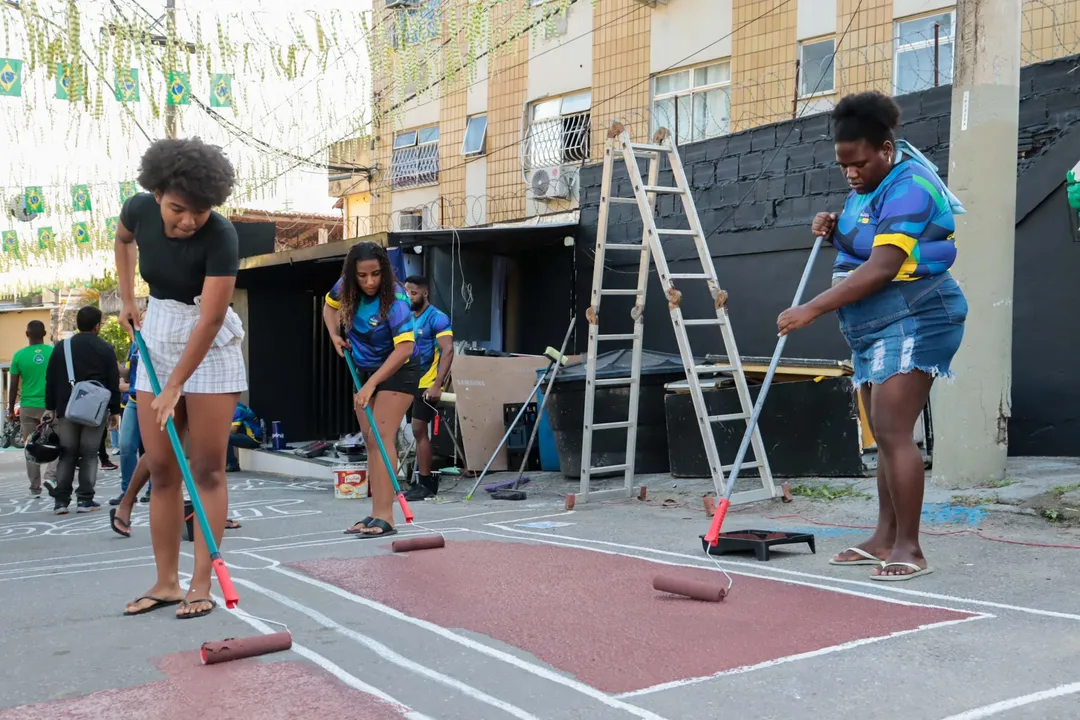 Iniciativa reune moradores e mantém a tradição de colorir as ruas com desenhos alusivos à Copa do Mundo