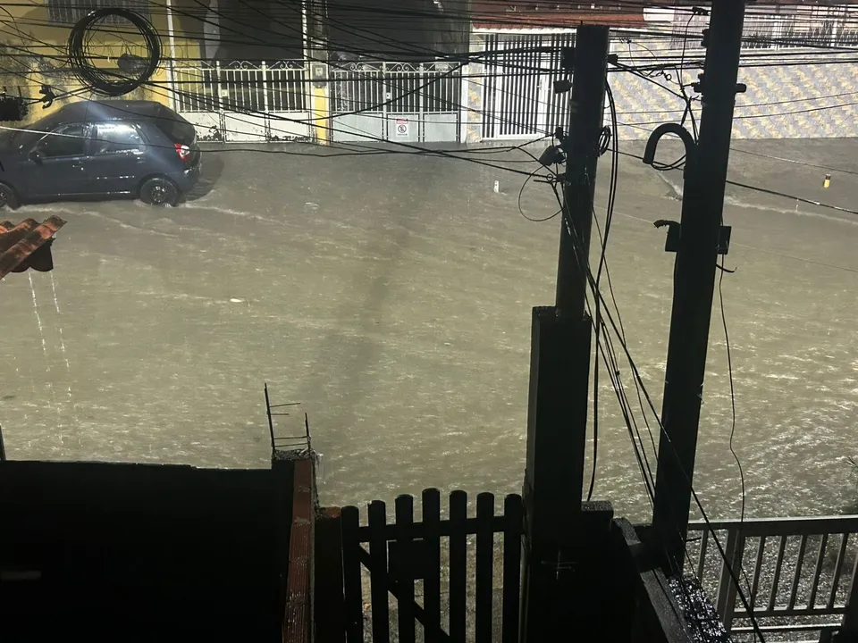 Chuva de alta intensidade e curta duração alagou ruas da cidade