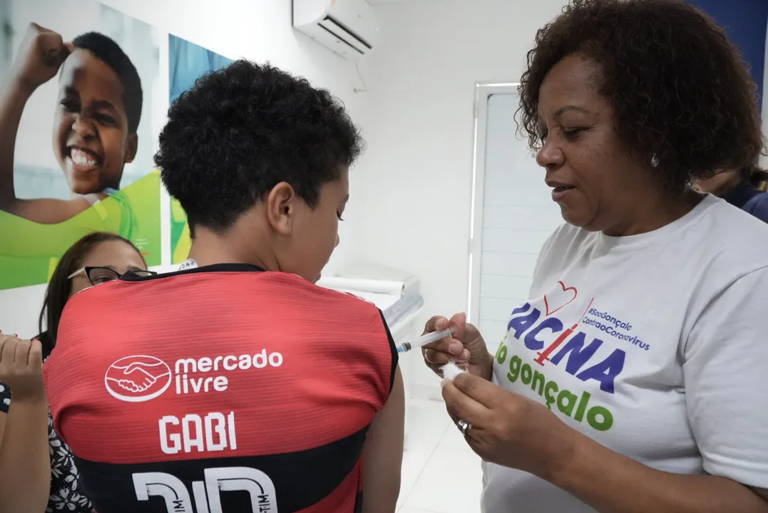 Para se vacinar, é preciso apresentar a carteira de vacinação (adulto e criança), identidade ou certidão de nascimento, cartão do SUS ou CPF