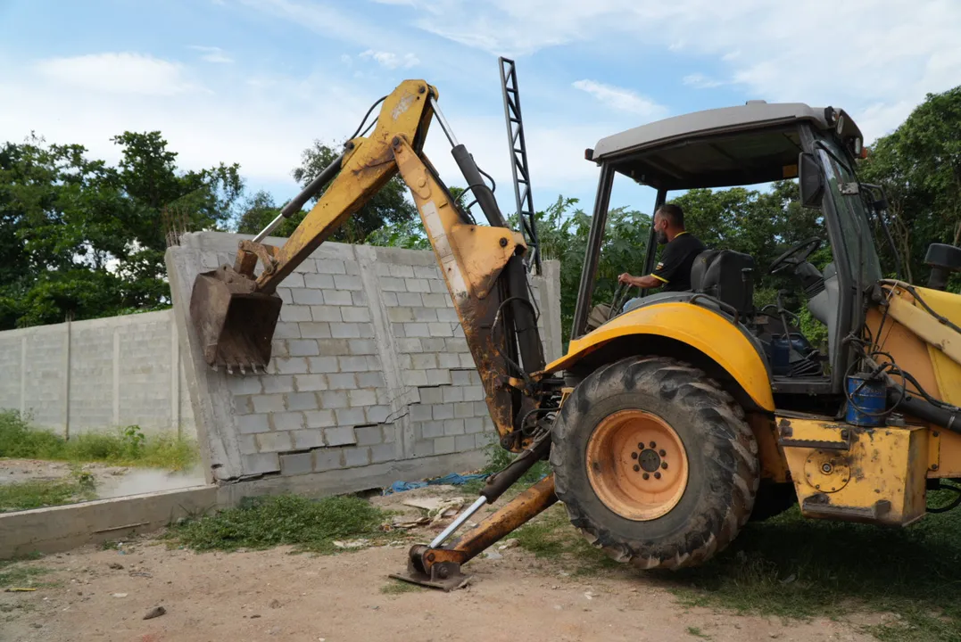 Com o auxílio de máquinas, foi realizada a remoção da estrutura que estava sendo construído em área de proteção ambiental