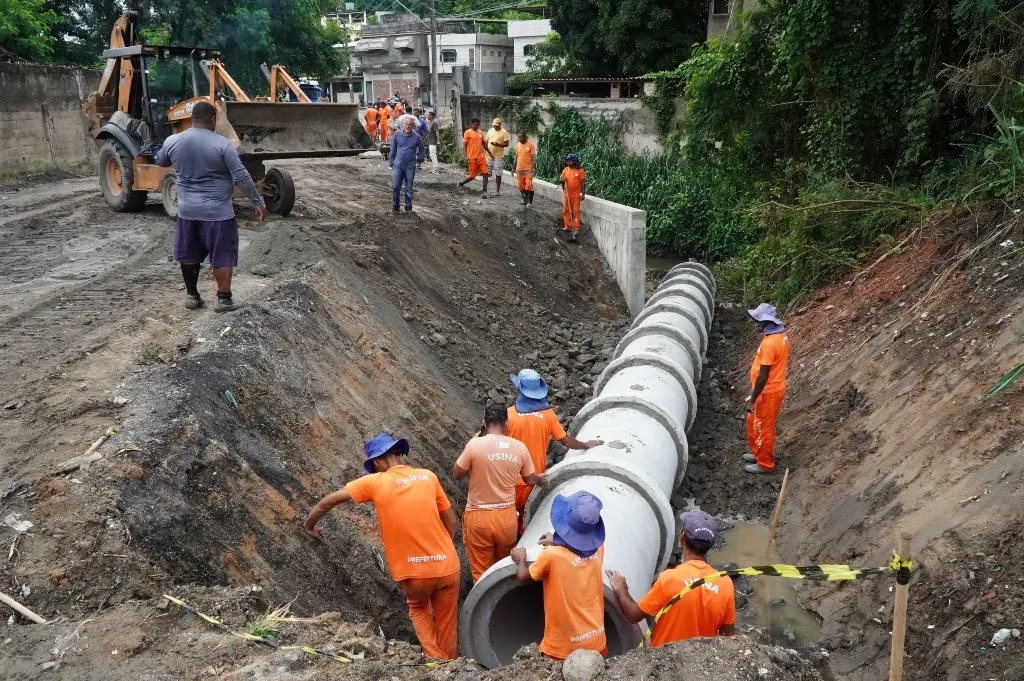 A equipe está atuando na contenção da área atingida e na implementação de uma nova rede de drenagem