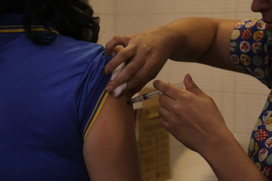 O imunizante disponível no Sistema Único de Saúde (SUS) é a trivalente, que protege contra a gripe suína (H1N1), contra a gripe sazonal (H3N2) e contra uma cepa viral da Influenza tipo B