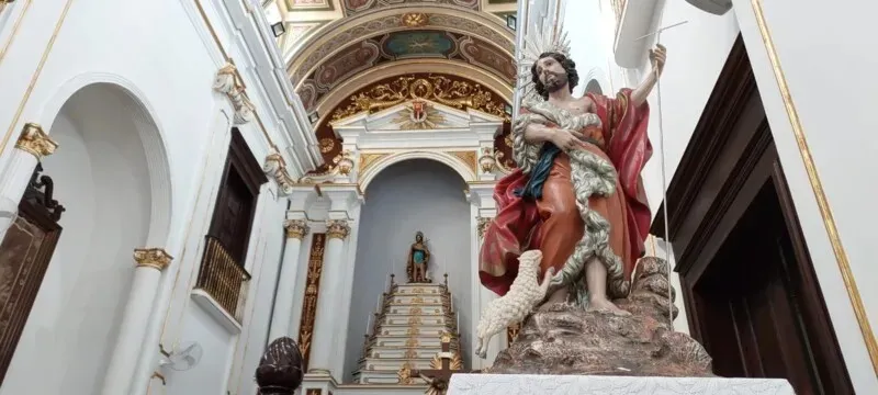 São João Batista ficou conhecido por pregar a conversão e o arrependimento dos pecados por meio do batismo, rito que simbolizava a renovação da fé e a preparação para a chegada de Jesus Cristo