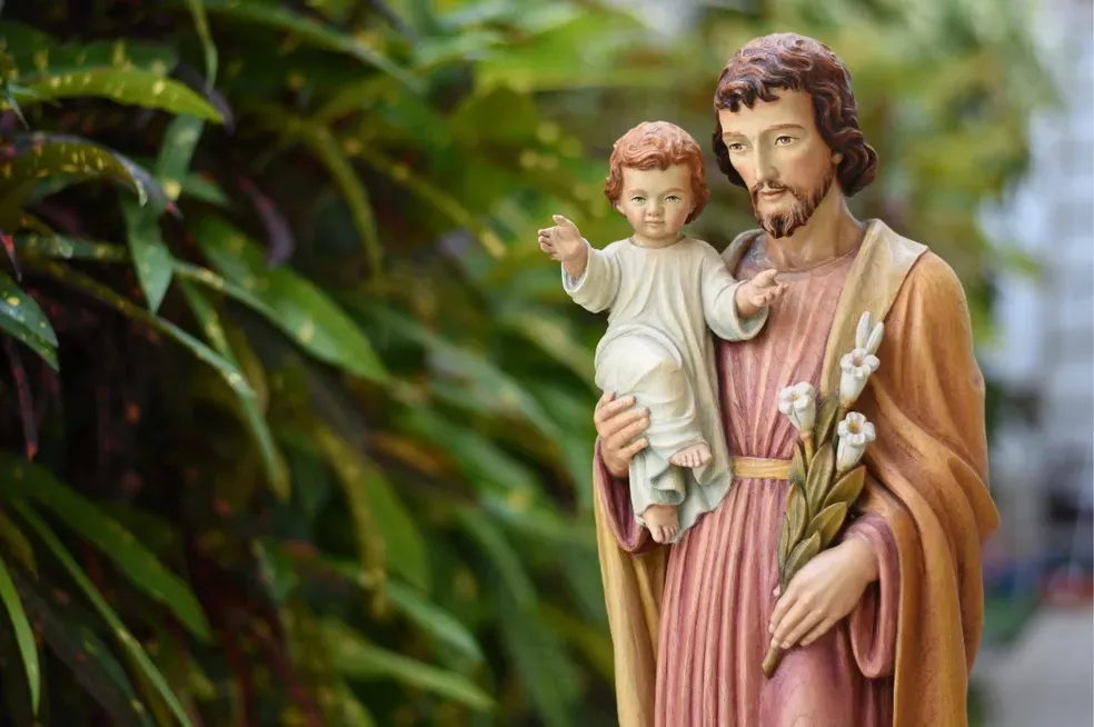 O santo ocupa lugar central na tradição católica como pai adotivo de Jesus Cristo e esposo da Virgem Maria.
