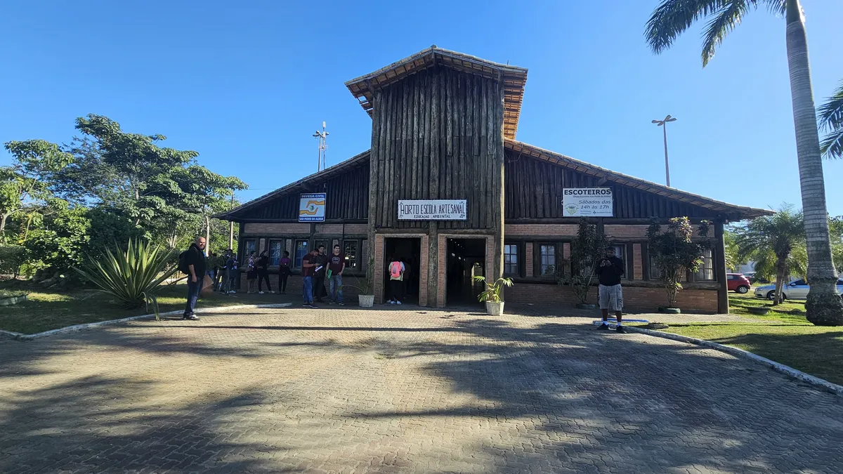 Podem participar pessoas a partir de 16 anos com ensino fundamental incompleto, a partir do 7° ano