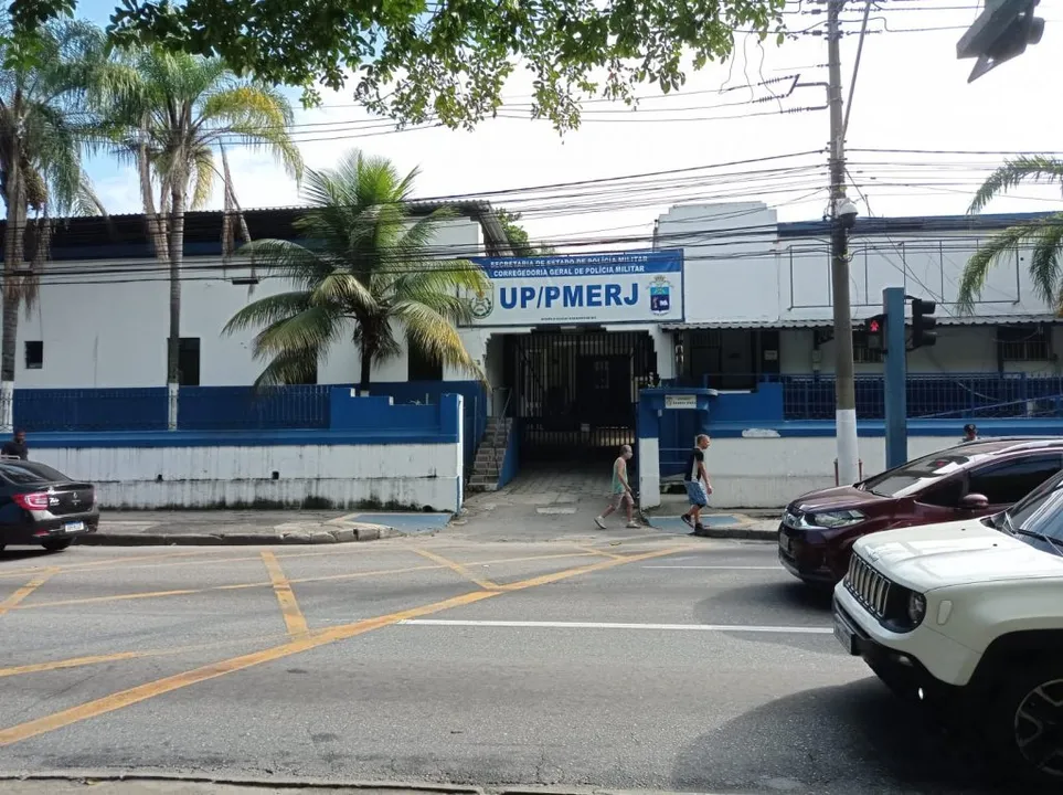 O policial que era lotado no 9° BPM (Rocha Miranda), está sob custódia na Unidade Prisional da Polícia Militar (UPPM)