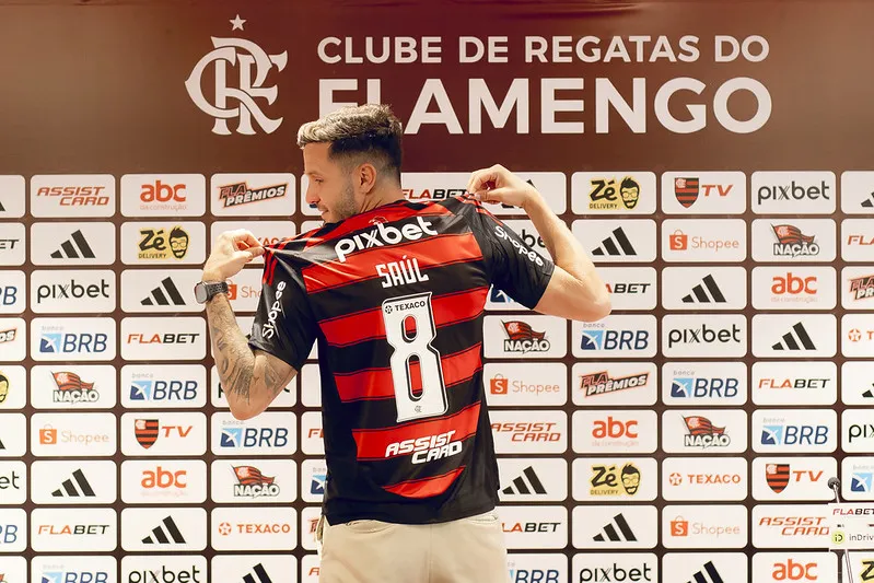 Saúl pode passar por cirurgia no tendão para ter maior sequência no Flamengo em 2026