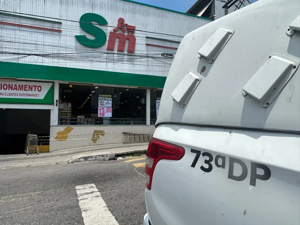 O supermercado segue funcionando normalmente, mesmo sem parte da vidraça