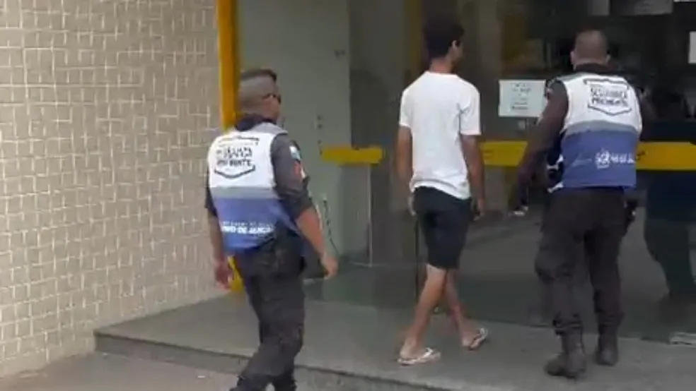 O homem foi conduzido à 78ª DP (Fonseca) onde permaneceu preso à disposição da Justiça