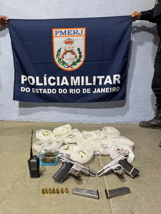 Durante a operação, os policiais apreenderam duas pistolas calibre .45 e uma grande quantidade de entorpecentes.